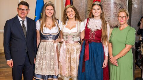 Ministerpräsident Boris Rhein mit seiner Frau Tanja Raab-Rhein und die Rüdesheimer Weinprinzessinnen Mia Lotta, Maxi und Isabelle; Mia Lotta Meurer, Maxi Dries und Isabelle Reuter. Ministerpräsident Boris Rhein mit seiner Frau Tanja Raab-Rhein und die Rüdesheimer Weinprinzessinnen Mia Lotta, Maxi und Isabelle; Mia Lotta Meurer, Maxi Dries und Isabelle Reuter.