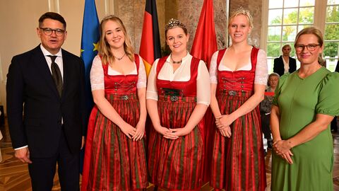 Ministerpräsident Boris Rhein mit seiner Frau Tanja Raab-Rhein und die Assmannshäuser Weinkönigin Valentina mit ihren Weinprinzessinnen Laura und Karen; Valentina Faß, Laura König und Karen Möller. Ministerpräsident Boris Rhein mit seiner Frau Tanja Raab-Rhein und die Assmannshäuser Weinkönigin Valentina mit ihren Weinprinzessinnen Laura und Karen; Valentina Faß, Laura König und Karen Möller.