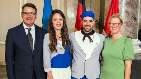 Ministerpräsident Boris Rhein mit seiner Frau Tanja Raab-Rhein und das Hessentagspaar; Natalie Reining und Simon Schmitz. Ministerpräsident Boris Rhein mit seiner Frau Tanja Raab-Rhein und das Hessentagspaar; Natalie Reining und Simon Schmitz.