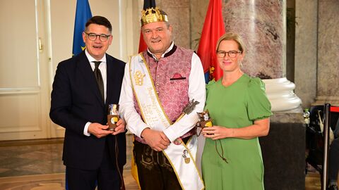 Ministerpräsident Boris Rhein mit seiner Frau Tanja Raab-Rhein und Bundesäppelwoikönig Ingo II. aus Steinheim; Ingo Posiege. Ministerpräsident Boris Rhein mit seiner Frau Tanja Raab-Rhein und Bundesäppelwoikönig Ingo II. aus Steinheim; Ingo Posiege.