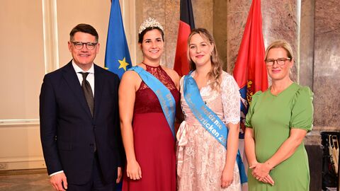 Ministerpräsident Boris Rhein mit seiner Frau Tanja Raab-Rhein und die Brunnenkönigin Sophia mit Hofdame Laura aus Eschollbrücken; Sophia Preuß, Laura Ewest. Ministerpräsident Boris Rhein mit seiner Frau Tanja Raab-Rhein und die Brunnenkönigin Sophia mit Hofdame Laura aus Eschollbrücken; Sophia Preuß, Laura Ewest.