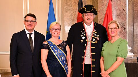 Ministerpräsident Boris Rhein mit seiner Frau Tanja Raab-Rhein und der Sachsenhäuser Brunnenkönigin Gabriele I. mit Brunnenschultheiß; Gabriele Umbach, Dieter Breidt. Ministerpräsident Boris Rhein mit seiner Frau Tanja Raab-Rhein und der Sachsenhäuser Brunnenkönigin Gabriele I. mit Brunnenschultheiß; Gabriele Umbach, Dieter Breidt.