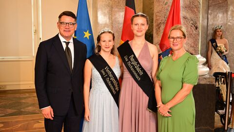 Ministerpräsident Boris Rhein mit seiner Frau Tanja Raab-Rhein und Neckarsteinachs Vierburgenkönigin Jana I. mit Burgfräulein Lisa; Jana Kollerer und Lisa Pöpel. Ministerpräsident Boris Rhein mit seiner Frau Tanja Raab-Rhein und Neckarsteinachs Vierburgenkönigin Jana I. mit Burgfräulein Lisa; Jana Kollerer und Lisa Pöpel.