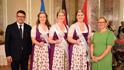 Ministerpräsident Boris Rhein mit seiner Frau Tanja Raab-Rhein und die Groß-Umstädter Weinhoheiten; Sarah Hofmann, Lea Siegler und Bente Waegt. Ministerpräsident Boris Rhein mit seiner Frau Tanja Raab-Rhein und die Groß-Umstädter Weinhoheiten; Sarah Hofmann, Lea Siegler und Bente Waegt.