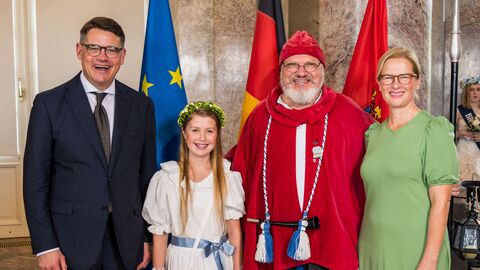 Ministerpräsident Boris Rhein mit seiner Frau Tanja Raab-Rhein und der Dietemann mit dem Biedermeiermädchen aus Eschwege; Edmund Rohrbeck und Megan Jacky Weck. Ministerpräsident Boris Rhein mit seiner Frau Tanja Raab-Rhein und der Dietemann mit dem Biedermeiermädchen aus Eschwege; Edmund Rohrbeck und Megan Jacky Weck.