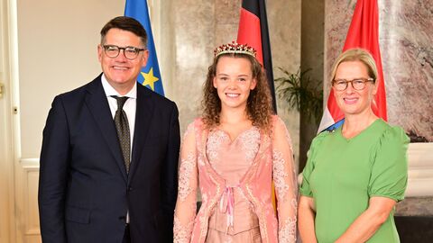 Ministerpräsident Boris Rhein mit seiner Frau Tanja Raab-Rhein und das Dornröschen der Stadt Hofgeismar, Alisha Belz. Ministerpräsident Boris Rhein mit seiner Frau Tanja Raab-Rhein und das Dornröschen der Stadt Hofgeismar, Alisha Belz.