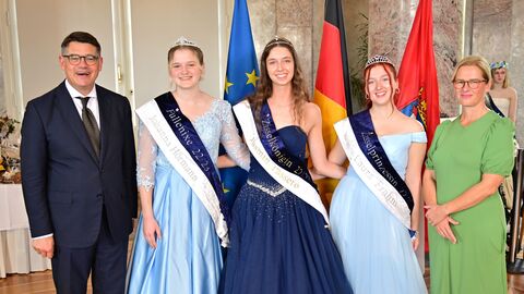 Ministerpräsident Boris Rhein mit seiner Frau Tanja Raab-Rhein und Zisselkönigin Jamin I. mit Zisselprinzessin Laura I. und der Fullenixe Johanna I.; Jasmin Passero, Laura Frahm und Johanna Hörmann. Ministerpräsident Boris Rhein mit seiner Frau Tanja Raab-Rhein und Zisselkönigin Jamin I. mit Zisselprinzessin Laura I. und der Fullenixe Johanna I.; Jasmin Passero, Laura Frahm und Johanna Hörmann.