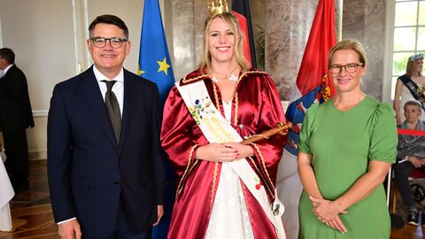 Ministerpräsident Boris Rhein mit seiner Frau Tanja Raab-Rhein und die Witzenhäuser Kirschenkönigin Stina I.; Stina Brüchmann. Ministerpräsident Boris Rhein mit seiner Frau Tanja Raab-Rhein und die Witzenhäuser Kirschenkönigin Stina I.; Stina Brüchmann.