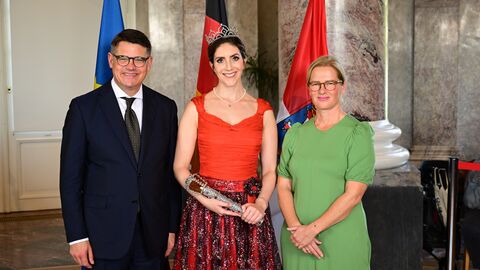Ministerpräsident Boris Rhein mit seiner Frau Tanja Raab-Rhein und Laternenkönigin Lisa I. von Bad Homburg; Lisa Beckmann. Ministerpräsident Boris Rhein mit seiner Frau Tanja Raab-Rhein und Laternenkönigin Lisa I. von Bad Homburg; Lisa Beckmann.
