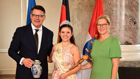 Ministerpräsident Boris Rhein mit seiner Frau Tanja Raab-Rhein und der Bergen-Enkheimer Apfelweinkönigin Lea I.; Lea Nickol. Ministerpräsident Boris Rhein mit seiner Frau Tanja Raab-Rhein und der Bergen-Enkheimer Apfelweinkönigin Lea I.; Lea Nickol.