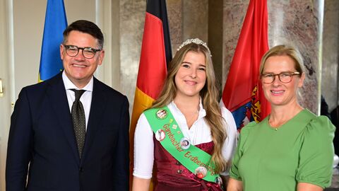 Ministerpräsident Boris Rhein mit seiner Frau Tanja Raab-Rhein und die Gambacher Erdbeerkönigin Lisa II.; Lisa Marie Kaiser. Ministerpräsident Boris Rhein mit seiner Frau Tanja Raab-Rhein und die Gambacher Erdbeerkönigin Lisa II.; Lisa Marie Kaiser.