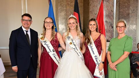 Ministerpräsident Boris Rhein mit seiner Frau Tanja Raab-Rhein und der Büdesheimer Laternenkönigin Janina I. mit Ihren Hofdamen Vanessa und Charline Ministerpräsident Boris Rhein mit seiner Frau Tanja Raab-Rhein und der Büdesheimer Laternenkönigin Janina I. mit Ihren Hofdamen Vanessa und Charline