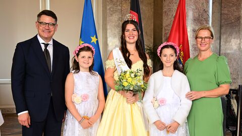 Ministerpräsident Boris Rhein mit seiner Frau Tanja Raab-Rhein und der Steinfurther Rosenkönigin Sophia mit den Prinzessinnen Hannah und Ella; Sophia Annabelle Felver Ministerpräsident Boris Rhein mit seiner Frau Tanja Raab-Rhein und der Steinfurther Rosenkönigin Sophia mit den Prinzessinnen Hannah und Ella; Sophia Annabelle Felver