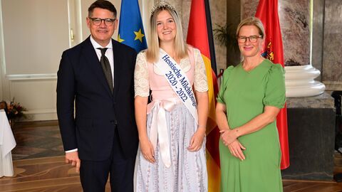 Ministerpräsident Boris Rhein mit seiner Frau Tanja Raab-Rhein und Hessische Milchkönigin Anne I., Anne Schmauch. Ministerpräsident Boris Rhein mit seiner Frau Tanja Raab-Rhein und Hessische Milchkönigin Anne I., Anne Schmauch.