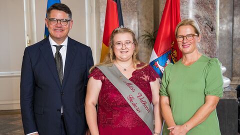 Ministerpräsident Boris Rhein mit seiner Frau Tanja Raab-Rhein und Miss Vulkania Lara Bartikowski Ministerpräsident Boris Rhein mit seiner Frau Tanja Raab-Rhein und Miss Vulkania Lara Bartikowski