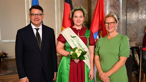 Ministerpräsident Boris Rhein mit seiner Frau Tanja Raab-Rhein und die Naturschutzkönigin aus Muschenheim; Cara Hartmann. Ministerpräsident Boris Rhein mit seiner Frau Tanja Raab-Rhein und die Naturschutzkönigin aus Muschenheim; Cara Hartmann.