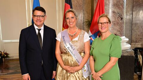 Ministerpräsident Boris Rhein mit seiner Frau Tanja Raab-Rhein und der Beerschter Bembelfee 2022; Silke Schmid. Ministerpräsident Boris Rhein mit seiner Frau Tanja Raab-Rhein und der Beerschter Bembelfee 2022; Silke Schmid.