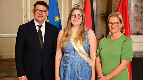 Ministerpräsident Boris Rhein mit seiner Frau Tanja Raab-Rhein und der Nauroder Äppelblütenkönigin Lena I.; Lena Henning. Ministerpräsident Boris Rhein mit seiner Frau Tanja Raab-Rhein und der Nauroder Äppelblütenkönigin Lena I.; Lena Henning.