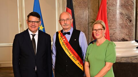 Ministerpräsident Boris Rhein mit seiner Frau Tanja Raab-Rhein und der Apfelsaftkönig des Obst- und Gartenbauvereins Vornhausen; Achim Traumüller. Ministerpräsident Boris Rhein mit seiner Frau Tanja Raab-Rhein und der Apfelsaftkönig des Obst- und Gartenbauvereins Vornhausen; Achim Traumüller.