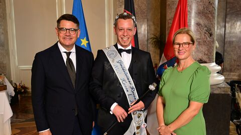 Ministerpräsident Boris Rhein mit seiner Frau Tanja Raab-Rhein und dem Goldsteiner Rosenkönig Kevin I.; Kevin Reuß. Ministerpräsident Boris Rhein mit seiner Frau Tanja Raab-Rhein und dem Goldsteiner Rosenkönig Kevin I.; Kevin Reuß.