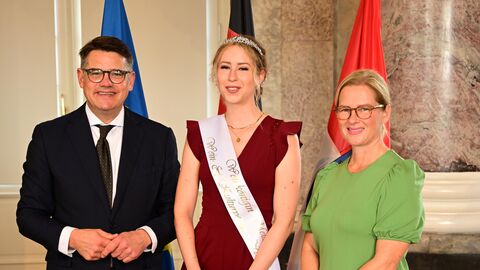 Ministerpräsident Boris Rhein mit seiner Frau Tanja Raab-Rhein und die Wöllstädter Weinkönigin Melanie I.; Melanie Sterzing. Ministerpräsident Boris Rhein mit seiner Frau Tanja Raab-Rhein und die Wöllstädter Weinkönigin Melanie I.; Melanie Sterzing.