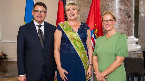 Ministerpräsident Boris Rhein mit seiner Frau Tanja Raab-Rhein und der Oberräder "Frankfurter Grüne Soße" Königin Susanne I. Ministerpräsident Boris Rhein mit seiner Frau Tanja Raab-Rhein und der Oberräder "Frankfurter Grüne Soße" Königin Susanne I.
