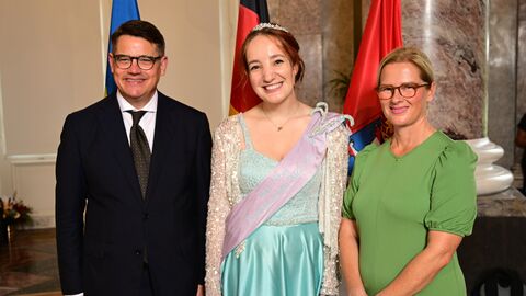 Ministerpräsident Boris Rhein mit seiner Frau Tanja Raab-Rhein und die Bad Vilbeler Quellenkönigin Sara I., Sara Mundt Ministerpräsident Boris Rhein mit seiner Frau Tanja Raab-Rhein und die Bad Vilbeler Quellenkönigin Sara I., Sara Mundt