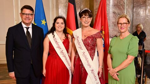 Ministerpräsident Boris Rhein mit seiner Frau Tanja Raab-Rhein und die Homberger Apfelkönigin Kerstin I. mit Apfelprinzessin Mariella I.; Kerstin Stille und Mariella Nuhn. Ministerpräsident Boris Rhein mit seiner Frau Tanja Raab-Rhein und die Homberger Apfelkönigin Kerstin I. mit Apfelprinzessin Mariella I.; Kerstin Stille und Mariella Nuhn.