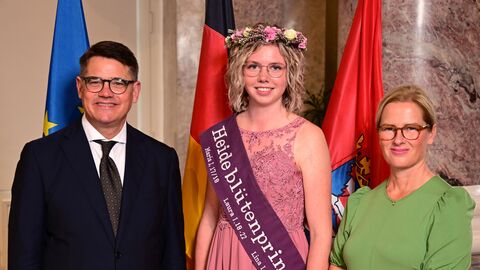Ministerpräsident Boris Rhein mit seiner Frau Tanja Raab-Rhein und die Heideblütenprinzessin Lina I., Lina Backhaus Ministerpräsident Boris Rhein mit seiner Frau Tanja Raab-Rhein und die Heideblütenprinzessin Lina I., Lina Backhaus