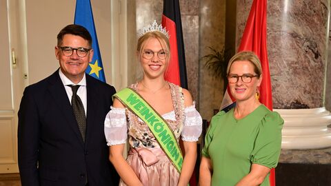 Ministerpräsident Boris Rhein mit seiner Frau Tanja Raab-Rhein und der Elbgrunder Weinkönigin; Helena Marie Krohn. Ministerpräsident Boris Rhein mit seiner Frau Tanja Raab-Rhein und der Elbgrunder Weinkönigin; Helena Marie Krohn.