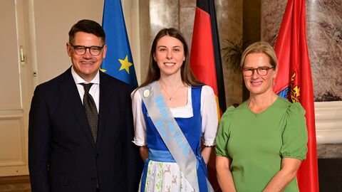 Ministerpräsident Boris Rhein mit seiner Frau Tanja Raab-Rhein und die Müllerin von Ursella Nele I.; Nele Marina Gerber. Ministerpräsident Boris Rhein mit seiner Frau Tanja Raab-Rhein und die Müllerin von Ursella Nele I.; Nele Marina Gerber.