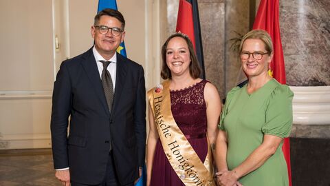 Ministerpräsident Boris Rhein mit seiner Frau Tanja Raab-Rhein und die Hessische Honigkönigin, Kathrin Dippel Ministerpräsident Boris Rhein mit seiner Frau Tanja Raab-Rhein und die Hessische Honigkönigin, Kathrin Dippel