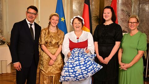 Ministerpräsident Boris Rhein mit seiner Frau Tanja Raab-Rhein und Frau Holle mit Gold- und Pechmarie aus Bad Sooden-Allendorf; Petra Jathe, Charlotte Tönnies und Anna Rang. Ministerpräsident Boris Rhein mit seiner Frau Tanja Raab-Rhein und Frau Holle mit Gold- und Pechmarie aus Bad Sooden-Allendorf; Petra Jathe, Charlotte Tönnies und Anna Rang.