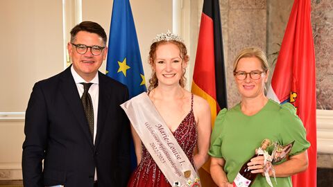 Ministerpräsident Boris Rhein mit seiner Frau Tanja Raab-Rhein und die Wehrheimer Apfelblütenkönigin Marie-Louise I.; Marie-Louise Ziemens. Ministerpräsident Boris Rhein mit seiner Frau Tanja Raab-Rhein und die Wehrheimer Apfelblütenkönigin Marie-Louise I.; Marie-Louise Ziemens.