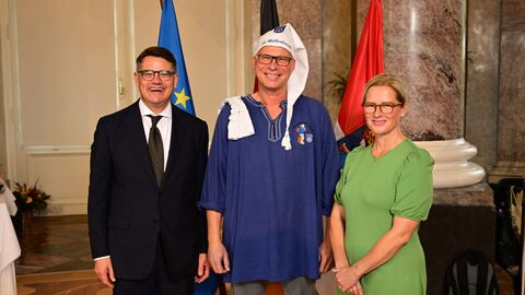 Ministerpräsident Boris Rhein mit seiner Frau Tanja Raab-Rhein und der Müllerborsch der Stadt Mühlheim am Main; Volker Hatzebruch. Ministerpräsident Boris Rhein mit seiner Frau Tanja Raab-Rhein und der Müllerborsch der Stadt Mühlheim am Main; Volker Hatzebruch.