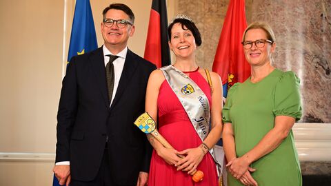 Ministerpräsident Boris Rhein mit seiner Frau Tanja Raab-Rhein und die Niederdorfelder Kürbiskönigin Julia I; Julia Bauscher. Ministerpräsident Boris Rhein mit seiner Frau Tanja Raab-Rhein und die Niederdorfelder Kürbiskönigin Julia I; Julia Bauscher.