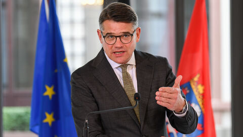 Ministerpräsident Boris Rhein informiert in einem Statement über die wesentlichen Ergebnisse der Sonder-Ministerpräsidentenkonferenz und ordnet diese für Hessen ein. Ministerpräsident Rhein bei seinem Pressestatement zur Sonder-Ministerpräsidentenkonferenz