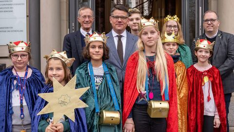 Die Sternsinger in der Hessischen Staatskanzlei mit Ministerpräsident Boris Rhein und Staatsminister Axel Wintermeyer. Die Sternsinger in der Hessischen Staatskanzlei mit Ministerpräsident Boris Rhein und Staatsminister Axel Wintermeyer.