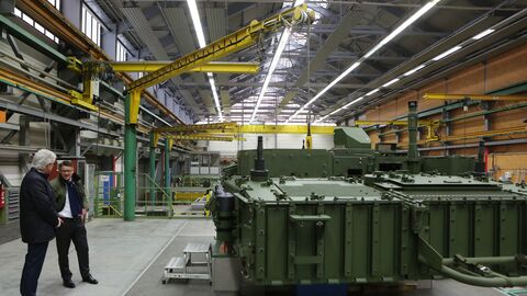 Ministerpräsident Boris Rhein informiert sich bei KMW über den Leopard-2-Panzer Ministerpräsident Boris Rhein vor einem Kampfpanzer des Typs Leopard 2