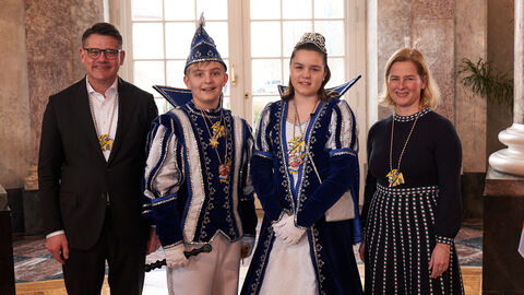 Ministerpräsident Boris Rhein und seine Frau Tanja Raab-Rhein empfangen im Schloss Biebrich in Wiesbaden hessische Fastnachtsvereine Ministerpräsident Boris Rhein und seine Frau Tanja Raab-Rhein empfangen im Schloss Biebrich in Wiesbaden hessische Fastnachtsvereine
