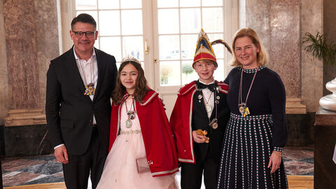 Ministerpräsident Boris Rhein und seine Frau Tanja Raab-Rhein empfangen im Schloss Biebrich in Wiesbaden hessische Fastnachtsvereine Ministerpräsident Boris Rhein und seine Frau Tanja Raab-Rhein empfangen im Schloss Biebrich in Wiesbaden hessische Fastnachtsvereine