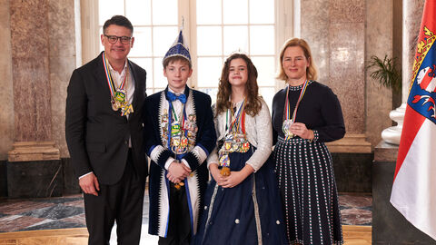 Ministerpräsident Boris Rhein und seine Frau Tanja Raab-Rhein empfangen im Schloss Biebrich in Wiesbaden hessische Fastnachtsvereine Ministerpräsident Boris Rhein und seine Frau Tanja Raab-Rhein empfangen im Schloss Biebrich in Wiesbaden hessische Fastnachtsvereine