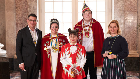 Ministerpräsident Boris Rhein und seine Frau Tanja Raab-Rhein empfangen im Schloss Biebrich in Wiesbaden hessische Fastnachtsvereine Ministerpräsident Boris Rhein und seine Frau Tanja Raab-Rhein empfangen im Schloss Biebrich in Wiesbaden hessische Fastnachtsvereine