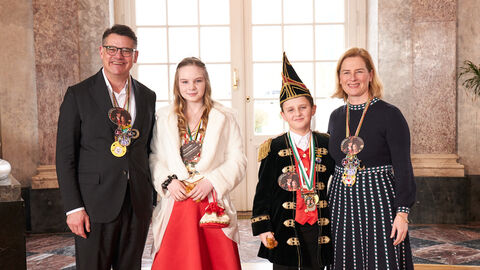 Ministerpräsident Boris Rhein und seine Frau Tanja Raab-Rhein empfangen im Schloss Biebrich in Wiesbaden hessische Fastnachtsvereine Ministerpräsident Boris Rhein und seine Frau Tanja Raab-Rhein empfangen im Schloss Biebrich in Wiesbaden hessische Fastnachtsvereine