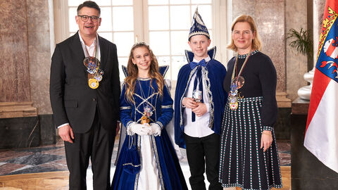 Ministerpräsident Boris Rhein und seine Frau Tanja Raab-Rhein empfangen im Schloss Biebrich in Wiesbaden hessische Fastnachtsvereine Ministerpräsident Boris Rhein und seine Frau Tanja Raab-Rhein empfangen im Schloss Biebrich in Wiesbaden hessische Fastnachtsvereine
