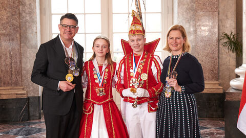 Ministerpräsident Boris Rhein und seine Frau Tanja Raab-Rhein empfangen im Schloss Biebrich in Wiesbaden hessische Fastnachtsvereine Ministerpräsident Boris Rhein und seine Frau Tanja Raab-Rhein empfangen im Schloss Biebrich in Wiesbaden hessische Fastnachtsvereine