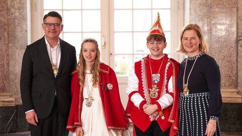 Ministerpräsident Boris Rhein und seine Frau Tanja Raab-Rhein empfangen im Schloss Biebrich in Wiesbaden hessische Fastnachtsvereine Ministerpräsident Boris Rhein und seine Frau Tanja Raab-Rhein empfangen im Schloss Biebrich in Wiesbaden hessische Fastnachtsvereine