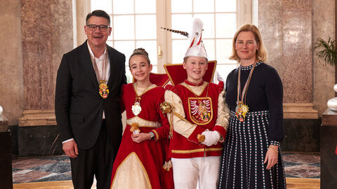 Ministerpräsident Boris Rhein und seine Frau Tanja Raab-Rhein empfangen im Schloss Biebrich in Wiesbaden hessische Fastnachtsvereine Ministerpräsident Boris Rhein und seine Frau Tanja Raab-Rhein empfangen im Schloss Biebrich in Wiesbaden hessische Fastnachtsvereine