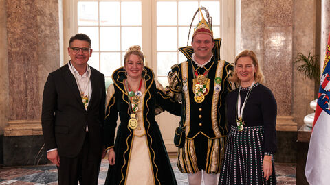 Ministerpräsident Boris Rhein und seine Frau Tanja Raab-Rhein empfangen im Schloss Biebrich in Wiesbaden hessische Fastnachtsvereine Ministerpräsident Boris Rhein und seine Frau Tanja Raab-Rhein empfangen im Schloss Biebrich in Wiesbaden hessische Fastnachtsvereine