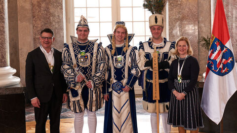 Ministerpräsident Boris Rhein und seine Frau Tanja Raab-Rhein empfangen im Schloss Biebrich in Wiesbaden hessische Fastnachtsvereine Ministerpräsident Boris Rhein und seine Frau Tanja Raab-Rhein empfangen im Schloss Biebrich in Wiesbaden hessische Fastnachtsvereine